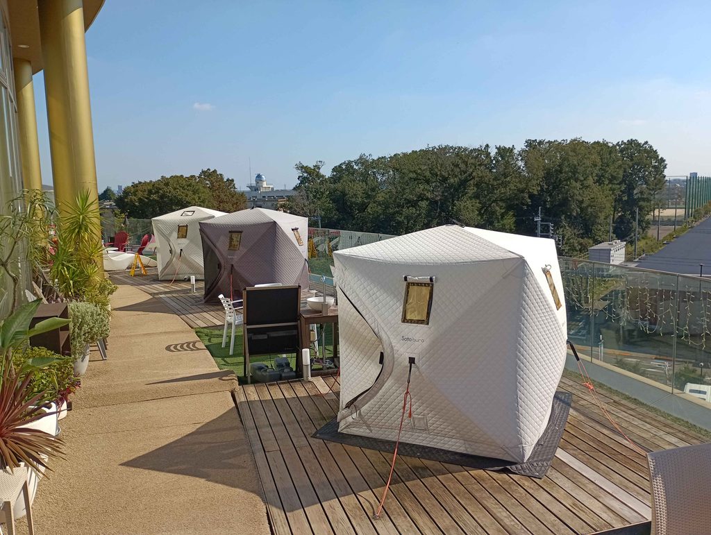 休憩スペース内の屋外サウナ
